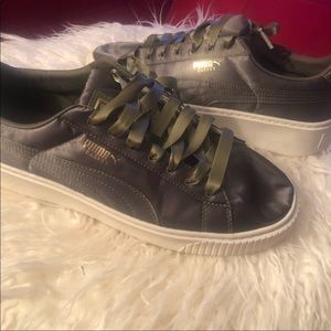 Women Sz 10 satin puma “baskets”